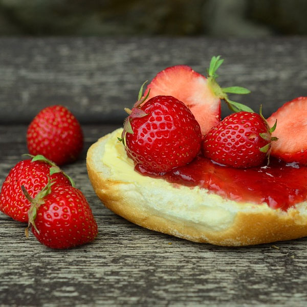strawberry-fruit-Freezer-jam-made-using-certo-liquid-pectin-for-a-consistent-set
